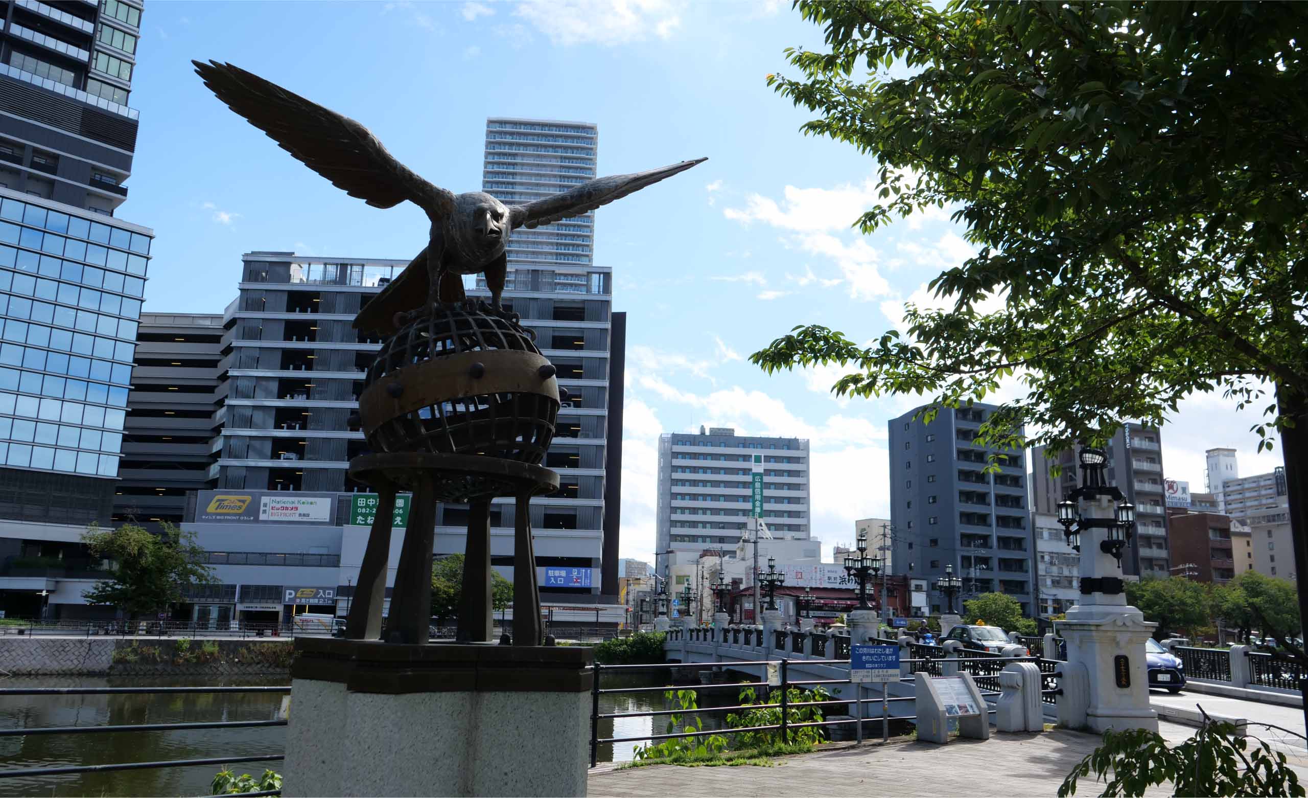 猿猴橋のモニュメント