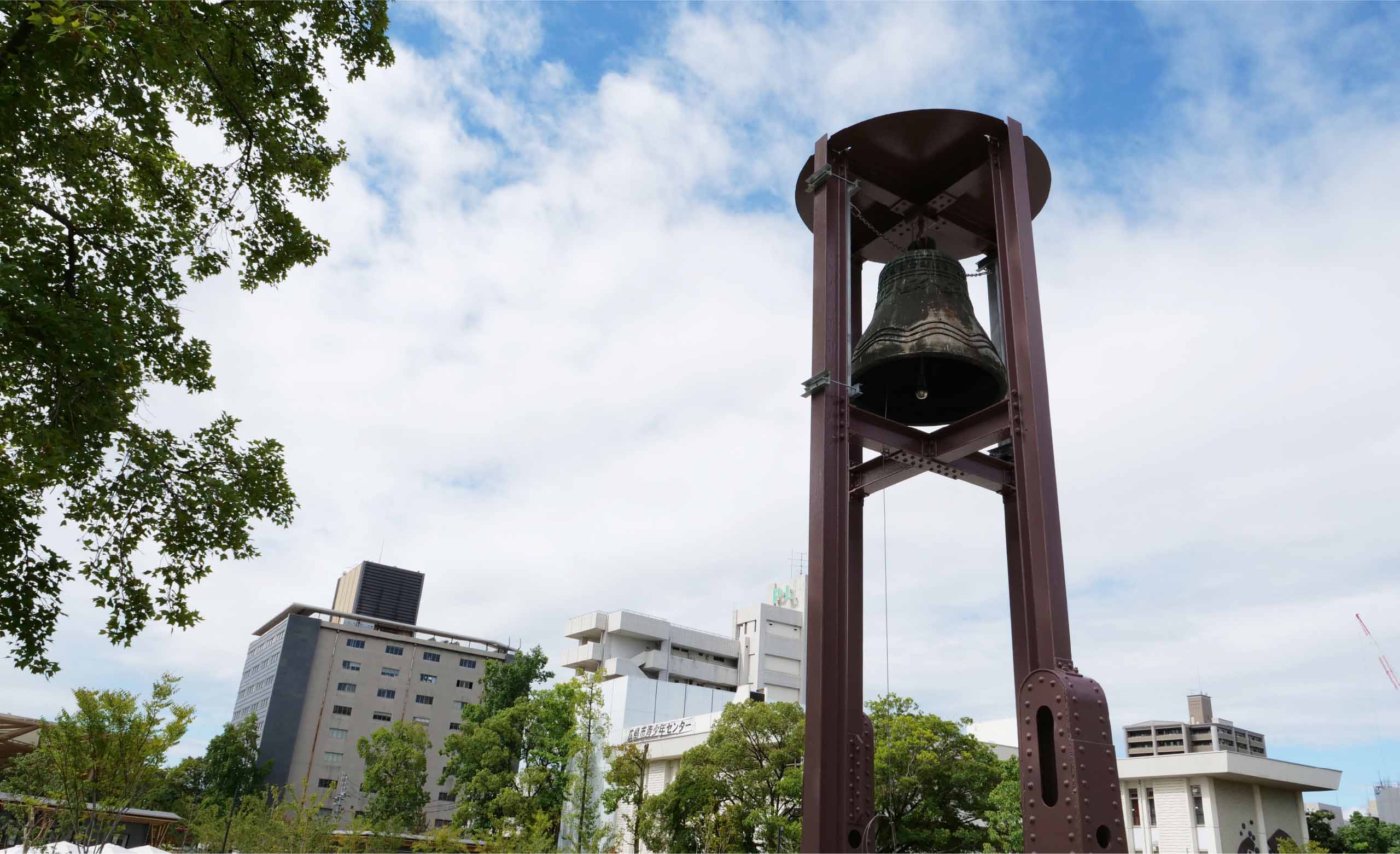 平和の鐘のレリーフ